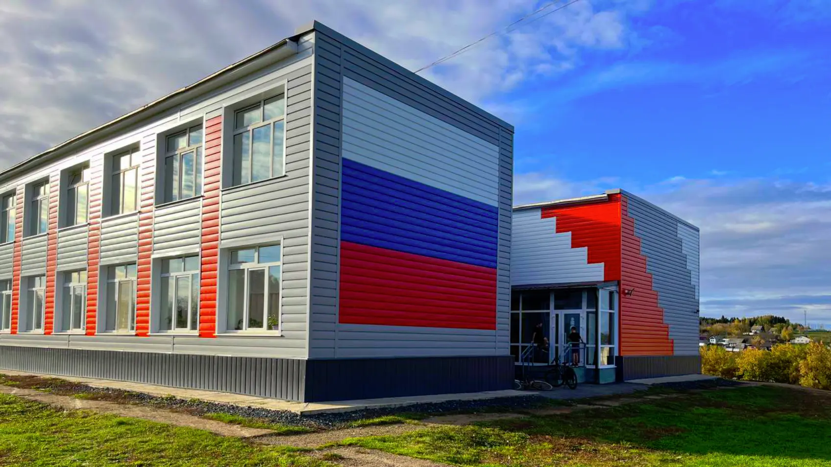 Фото 1 фасад МБОУ СОШ из металлосайдинга Евро-Брус под брус